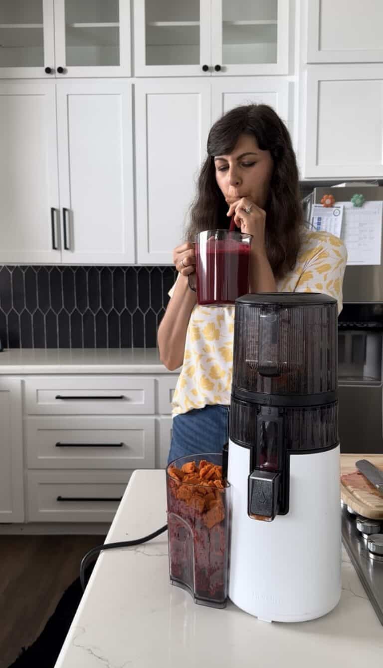 Aimee from Homemaker on a Budget samples beet, carrot, apple juice from Hurom H70 juicer.