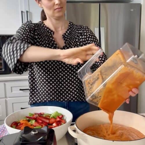Aimee from Homemaker on a Budget creates a scrumptious homemade marinara using fresh Roma tomatoes.