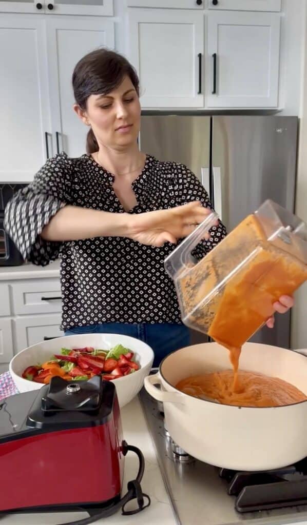 Aimee from Homemaker on a Budget creates a scrumptious homemade marinara using fresh Roma tomatoes.