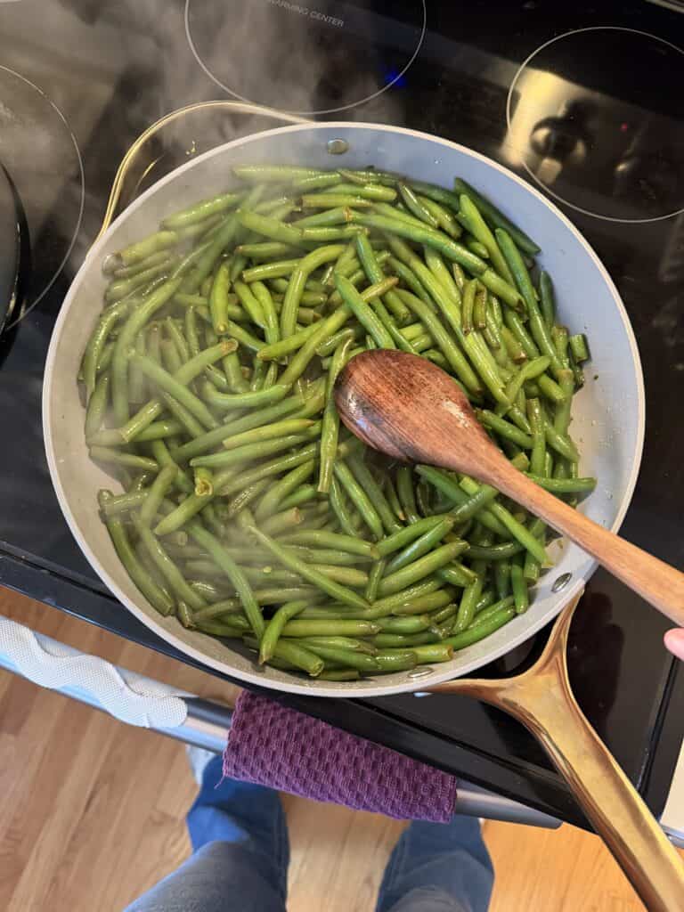 Aimee from Homemaker on a Budget shares her favorite non-toxic pans for making easy green beans that are low carb.