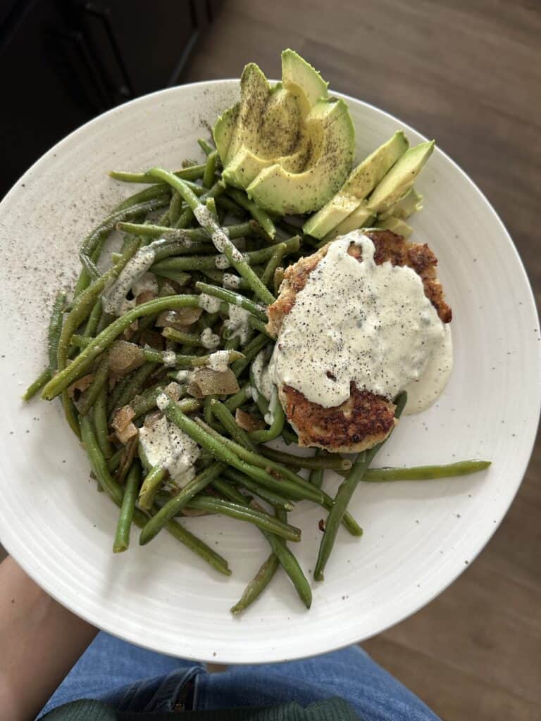Aimee from Homemaker on a Budget serves easy low-carb green beans alongside a simple protein like chicken or steak.